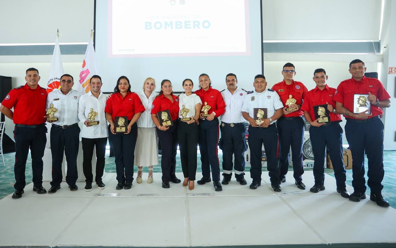 Ana Paty Peralta Reconoce a Bomberos de Cancún en su día