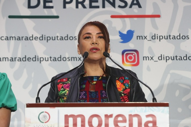 Adela Ramos se opone a la distribución de libros de texto