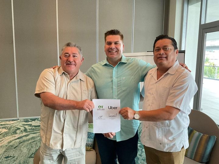 Taxistas de Cancún y Uber firman pacto de colaboración