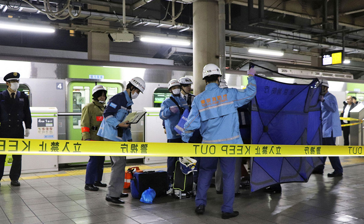 Mujer apuñala a pasajeros en un tren de Tokio