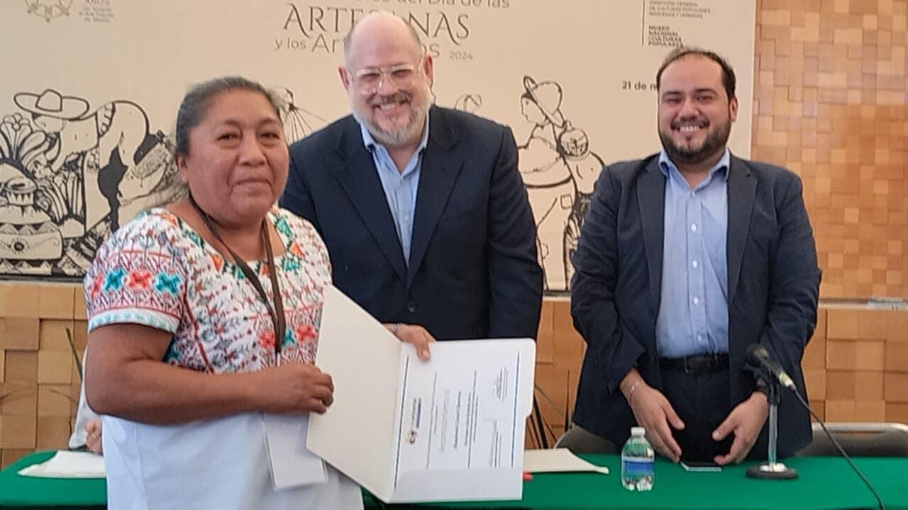 Orgullo Quintanarroense: Rosalinda Cauich en el Premio Iberoamericano