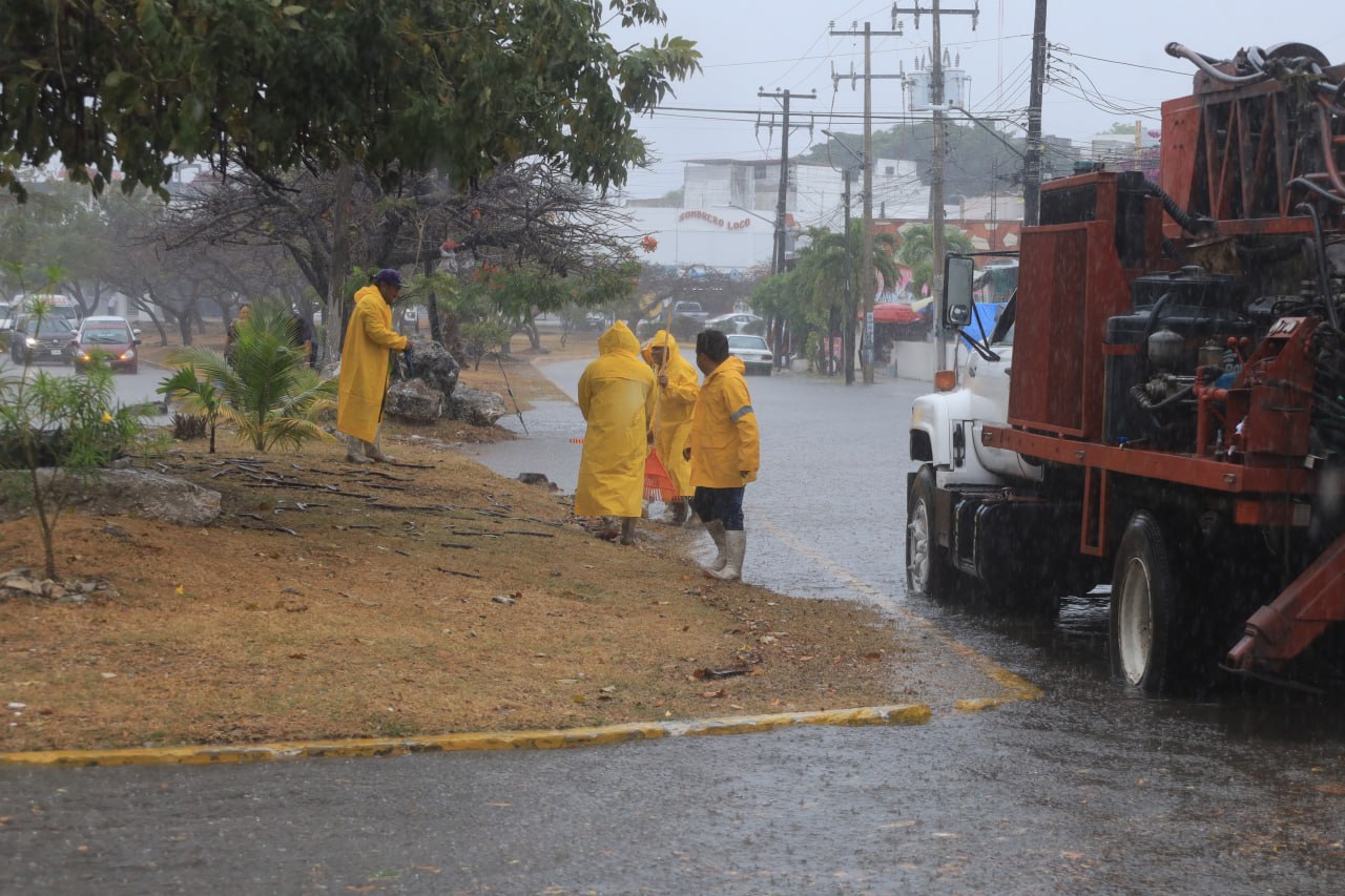 Intenso trabajo de autoridades ante fuertes lluvias en Benito Juárez