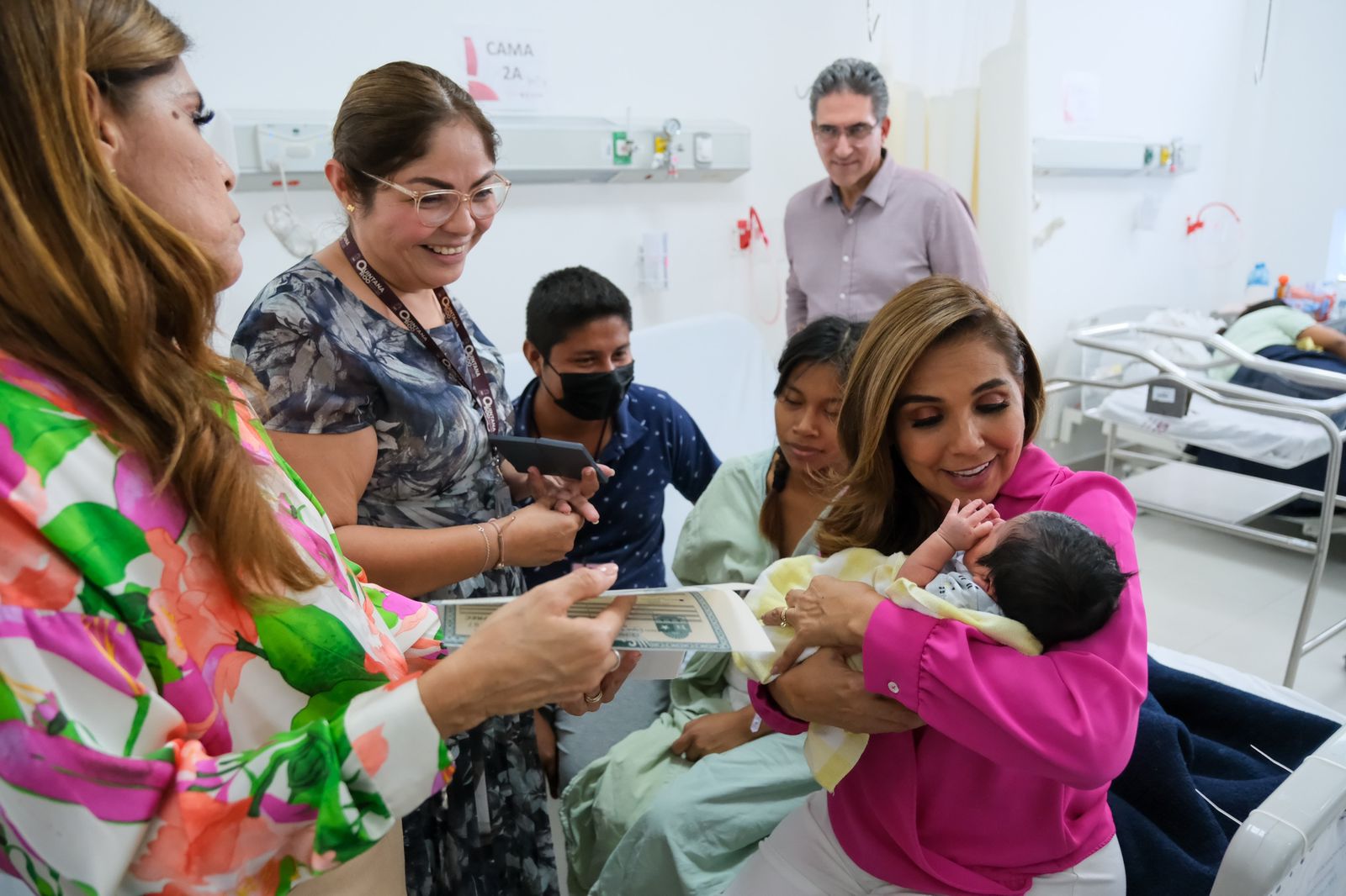 Madres reciben actas de nacimiento en el Hospital General de Cancún en celebración del Día de las Madres