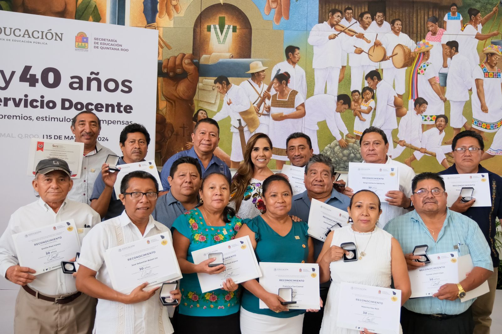 Maestros de Quintana Roo reciben reconocimientos por el Día del Maestro