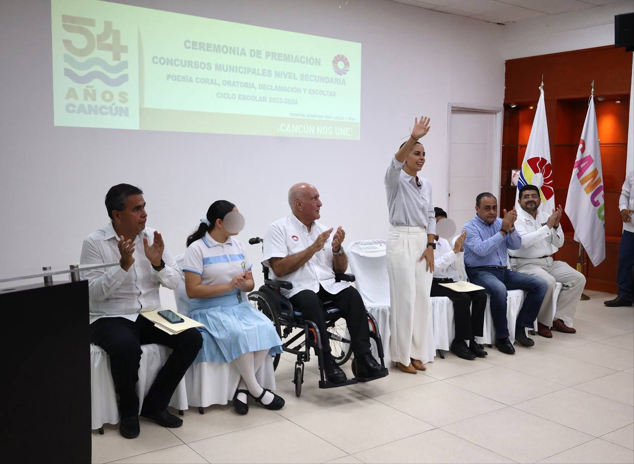 Ana Paty Peralta refuerza valores cívicos en concursos municipales de secundarias
