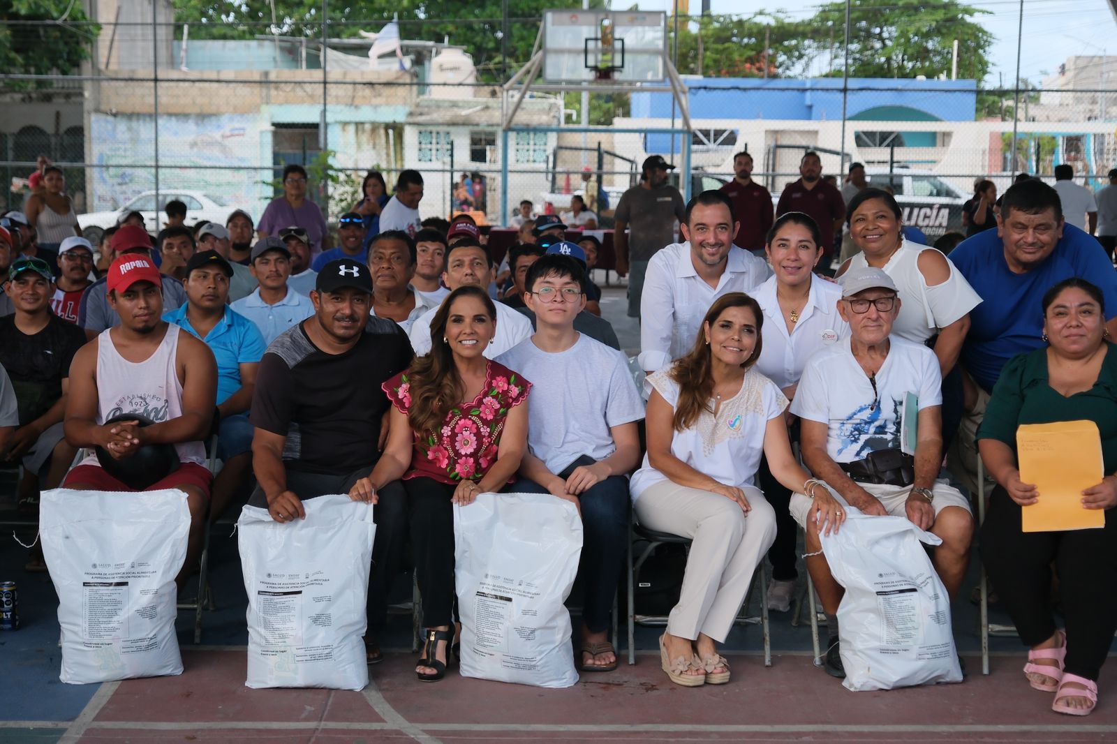 Mara Lezama entrega apoyos alimentarios a pescadores afectados por lluvias en Benito Juárez
