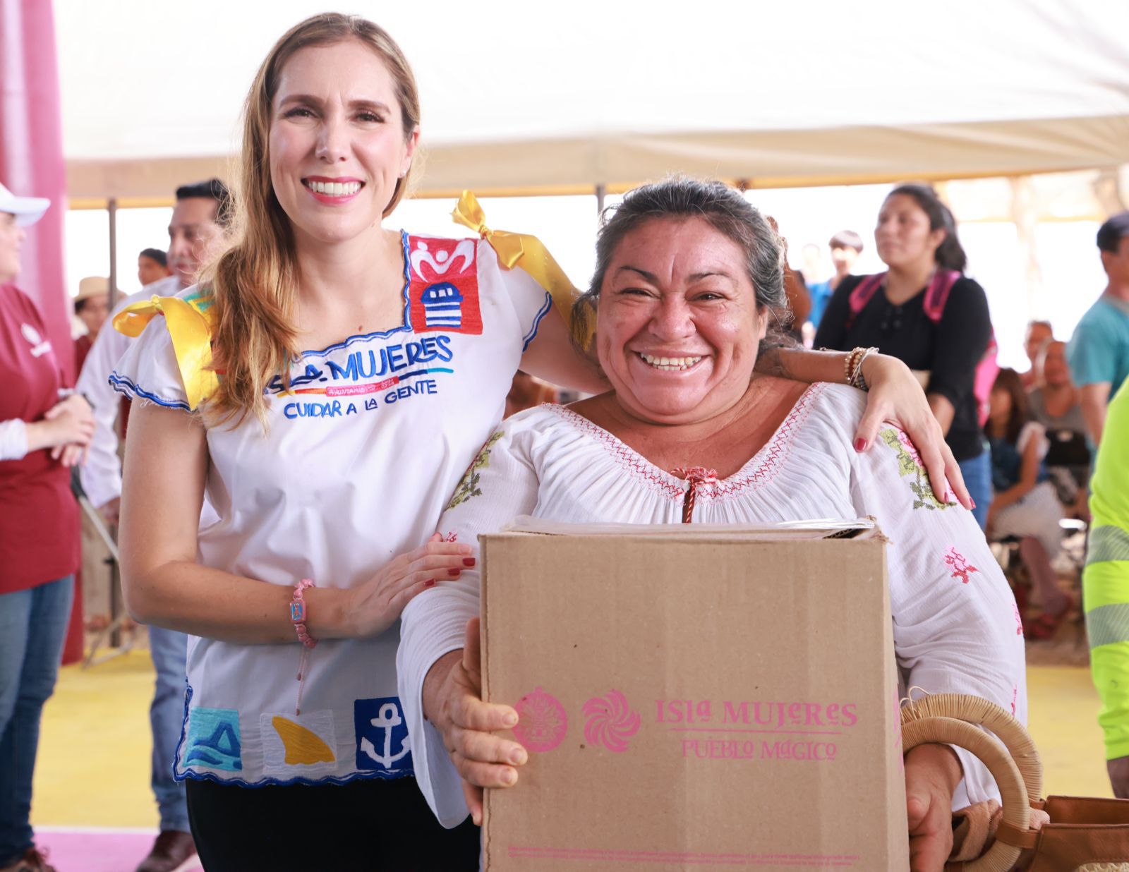 Atenea Gómez Ricalde fortalece apoyos a mujeres en Isla Mujeres