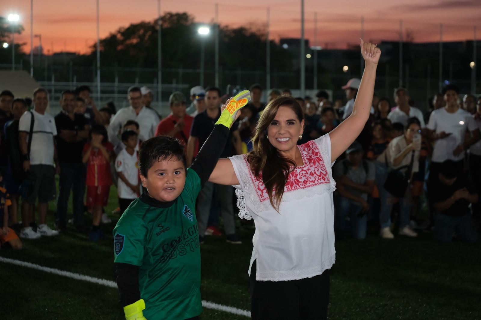 Mara Lezama inaugura canchas de pasto sintético en SM 21