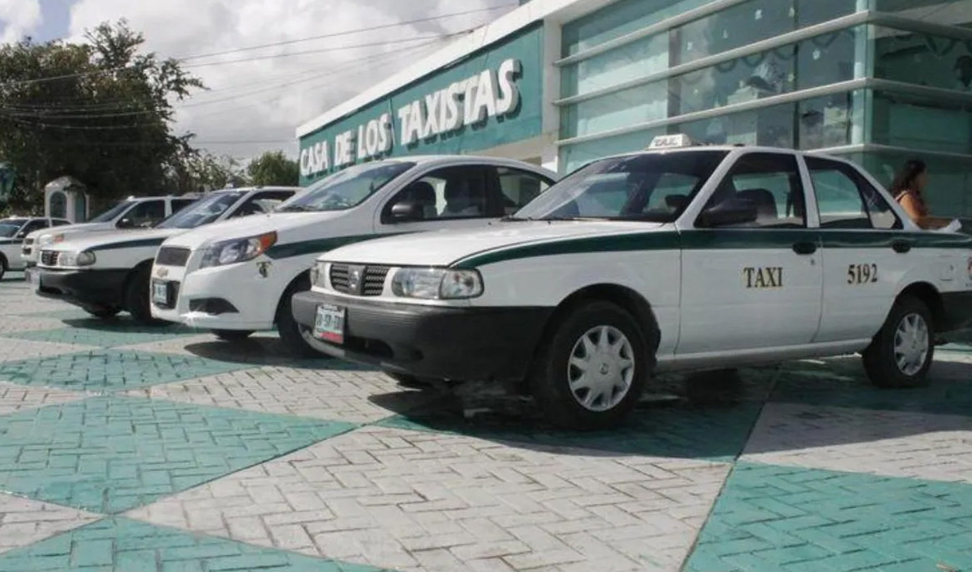 Taxistas de Cancún se unen a caravana contra Uber