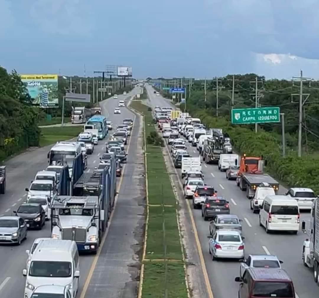 Marcha de  Taxistas en Tulum causa caos vial en carretera federal